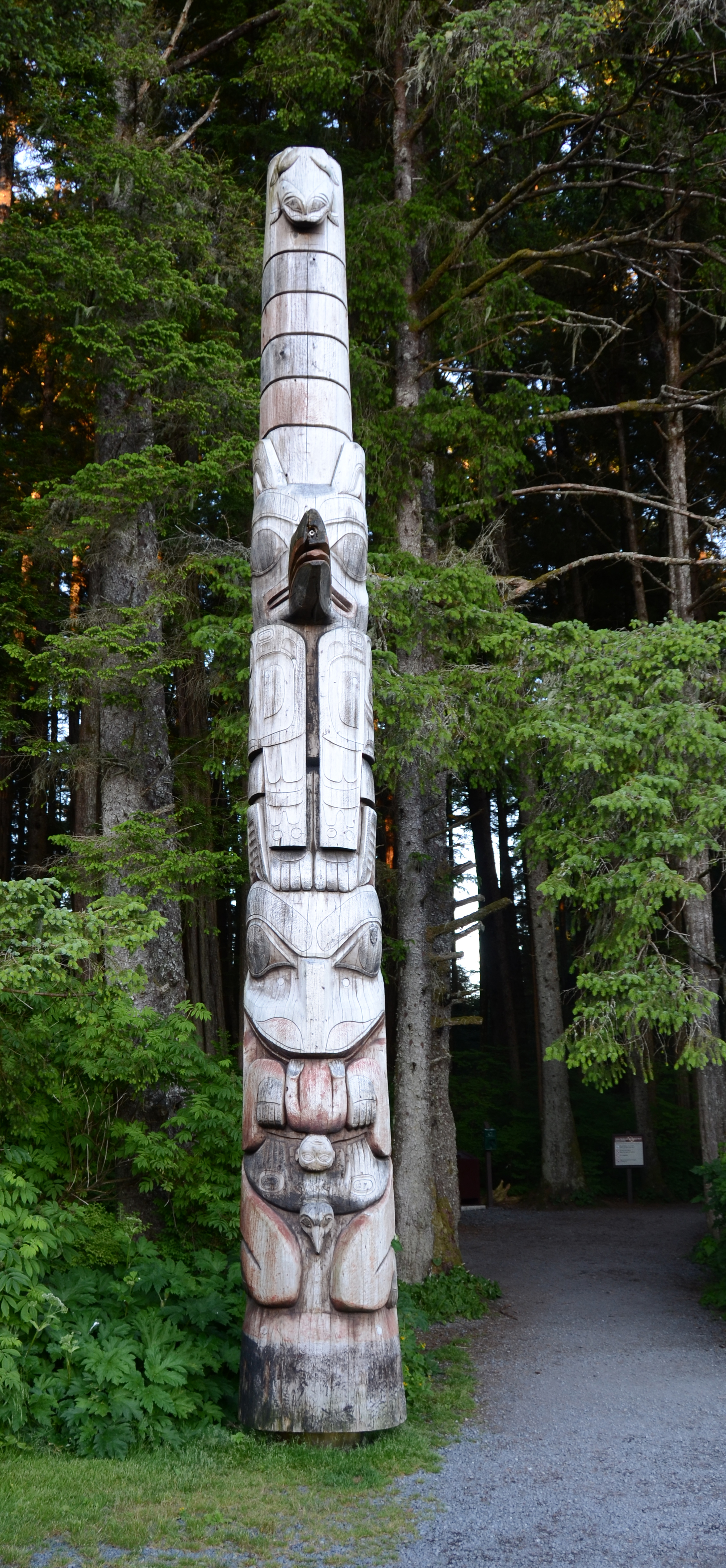 Frog-Raven Pole
