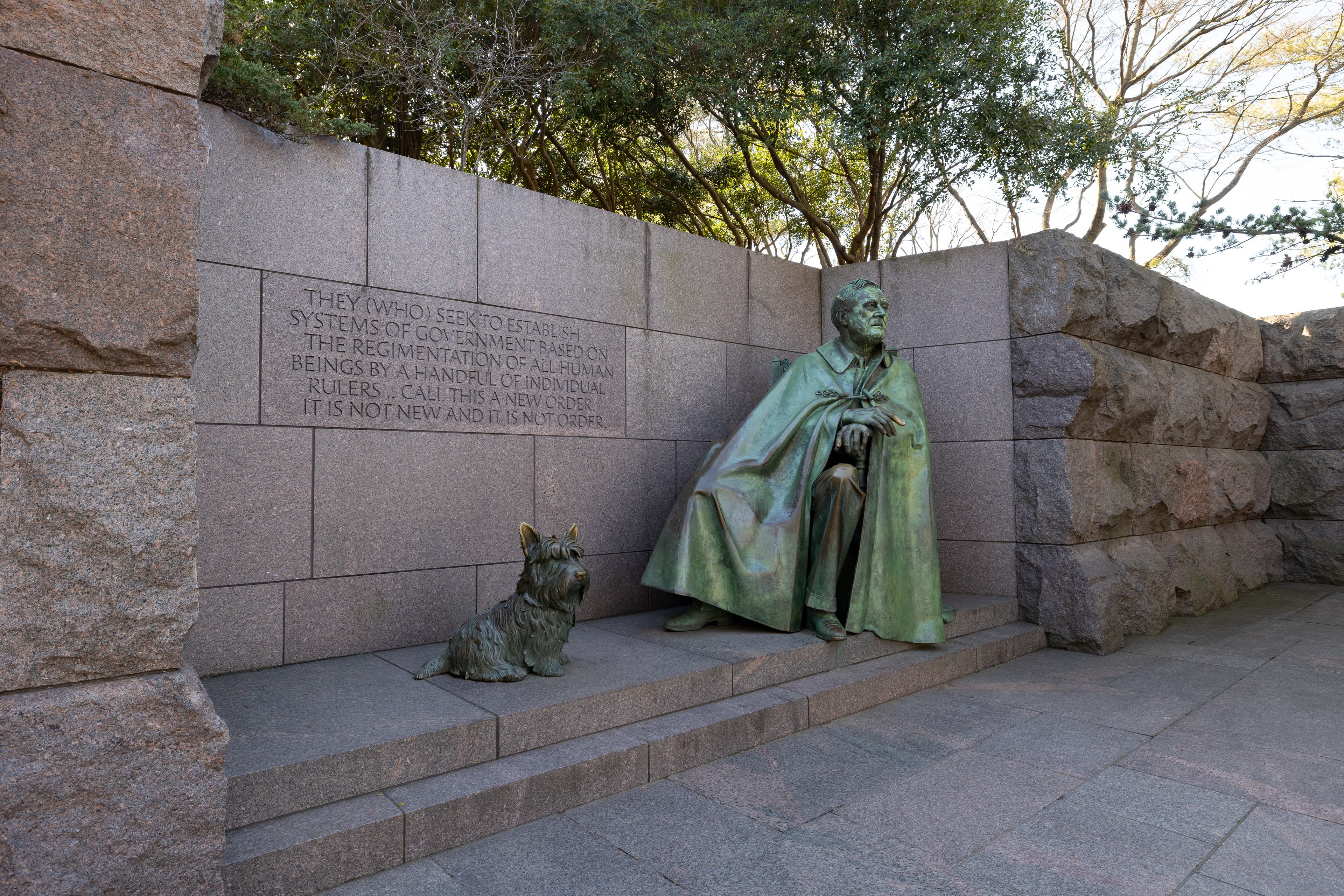Statue of FDR and Fala